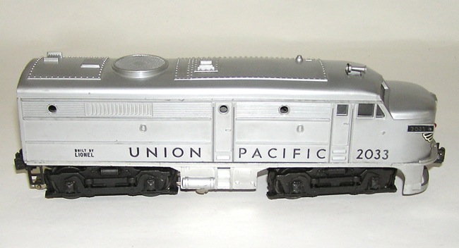 Lionel Train # 2033 Postwar Union Pacific AA Diesel Engines w/ Master 